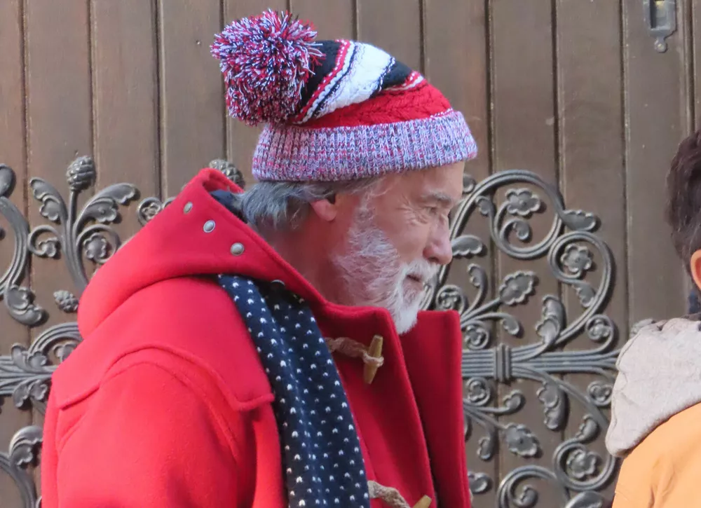 Арнольд Шварценеггер гуляет по Нью-Йорку в костюме Санты