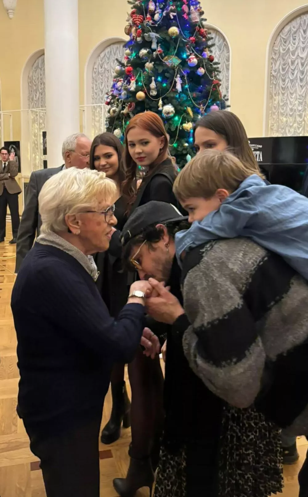 Боярская, Матвеев с сыном и Алиса Фрейнлих