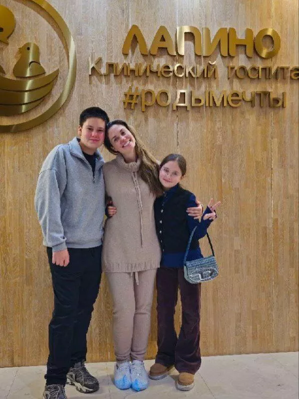 Агата Муцениеце с сыном и дочерью