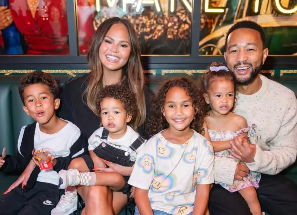 Джон Ледженд отметил день рождения, облив семью слизью