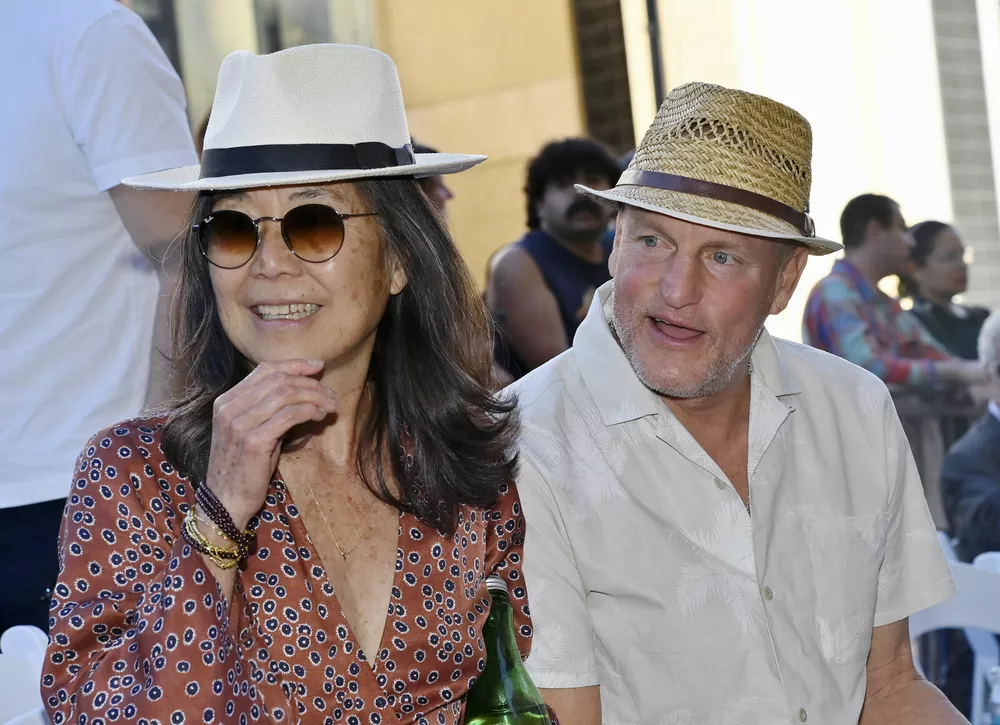 Исключение из правил: Вуди Харрельсон вышел в свет вместе с женой 