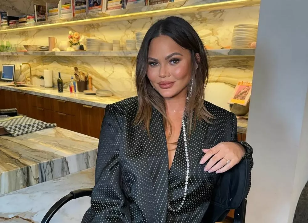 Крисси Тейген выбила передний зуб