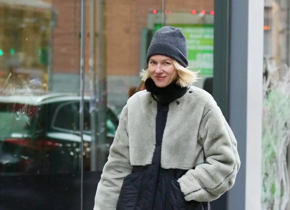 Наоми Уоттс замечена на прогулке с собакой в Нью-Йорке 