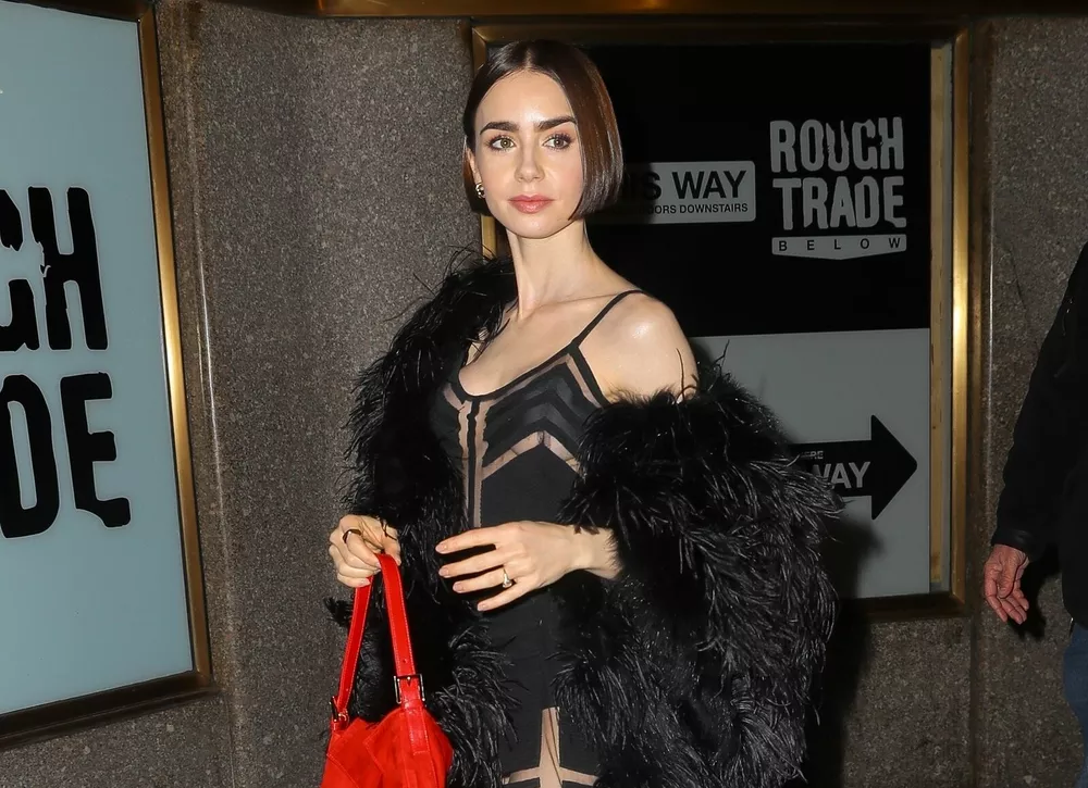 Разбавляем монохромный наряд контрастной деталью – на примере Лили Коллинз