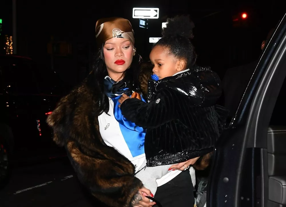 Рианна и A$AP Rocky сводили сыновей на елку в центре Нью-Йорка