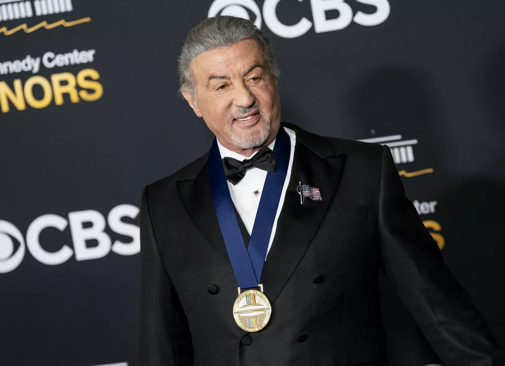 Сильвестр Сталлоне вышел на публику с тростью