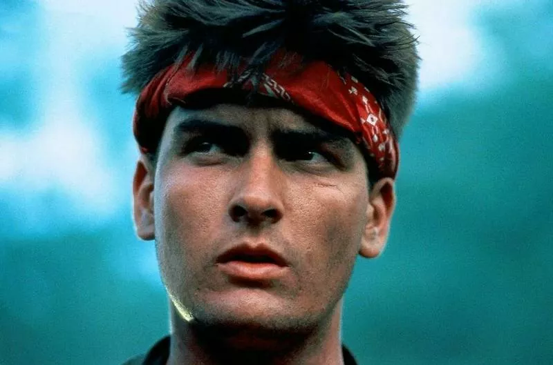 Чарли Шин в фильме “Взвод” (1986)