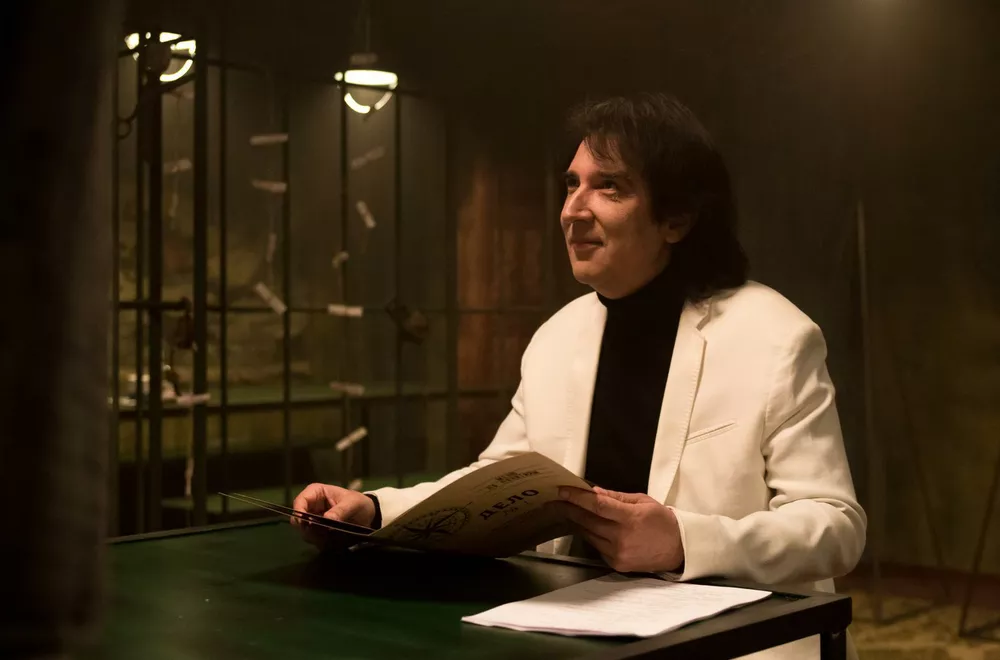 Этот сериал все же не про уголовников, а про то, как люди с непростой судьбой и жизненными трудностями меняются, начинают верить в дружбу, в любовь