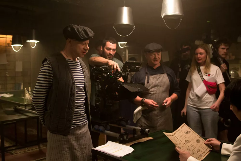 Этот комедийный сериал является продюсерским проектом Сарика и Гевонда Андреасян