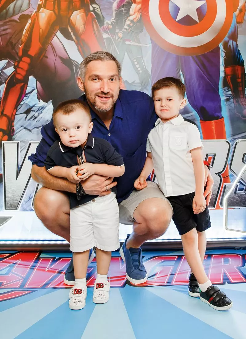 Александр Овечкин и Настасия Шубская отметили день рождения своего старшего сына Сережи. На фото - Александр Овечкин с сыновьями, Ильей и Сергеем