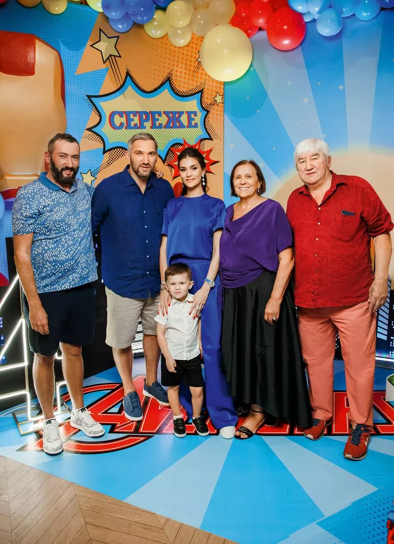 Настасия, Сережа и Александр вместе со своим братом Михаилом и родителями Татьяной Николаевной и Михаилом Викторовичем