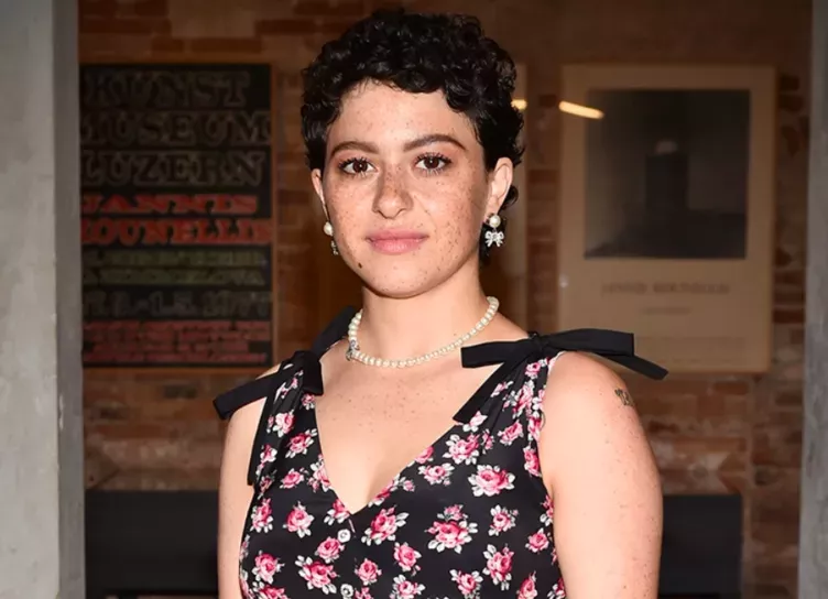 Алия Шокат рассказала об их с Брэдом Питтом реакции на новости об их романе: Словно ты голый в школе