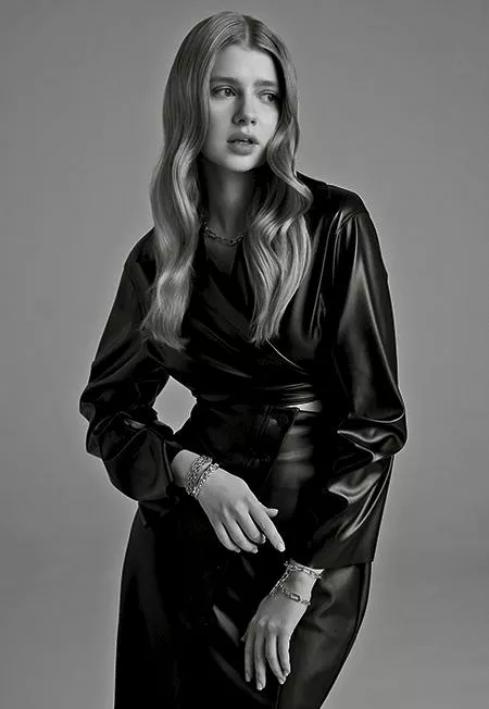 Брузка, ELLADAKATE, @ellada.kate; юбка, собственность стилиста; браслет-цепь Pandora ME, браслет 