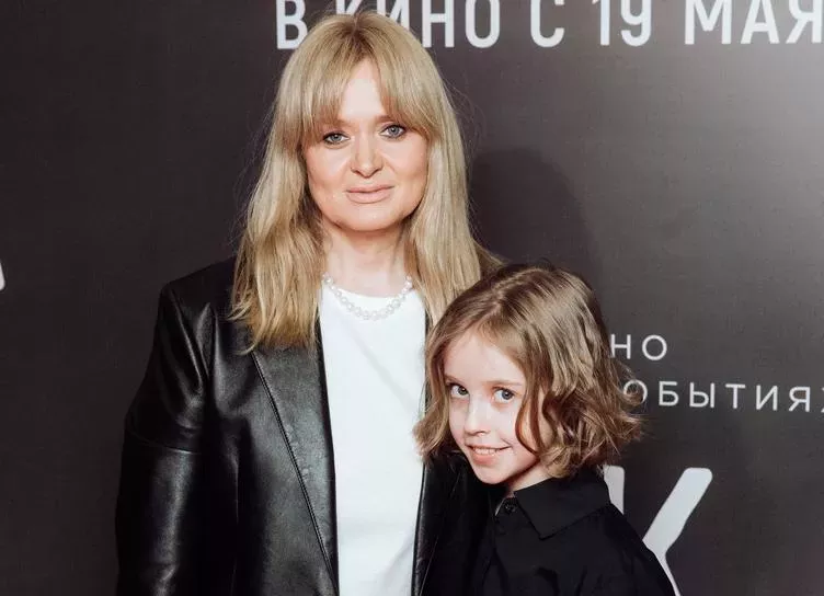 Анна и Артем Михалковы, Федор Бондарчук, Сергей Бурунов и Лиза Янковская на премьере фильма Ника