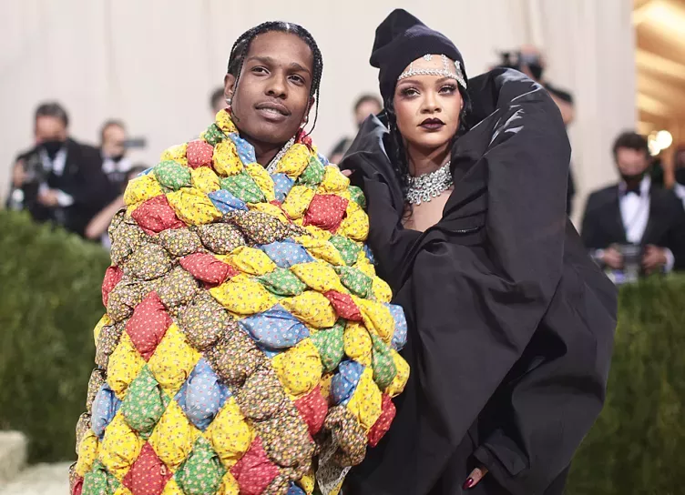 Бабушкин плед и лошадиные головы: самые неоднозначные образы Met Gala 2021