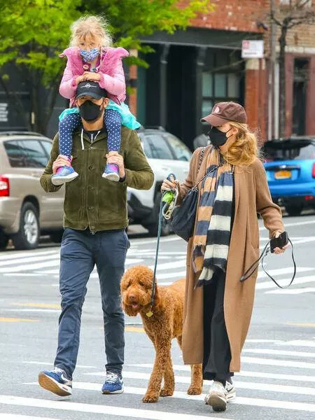 Блейк и Райан на прогулке с дочкой Инес, апрель 2021 года