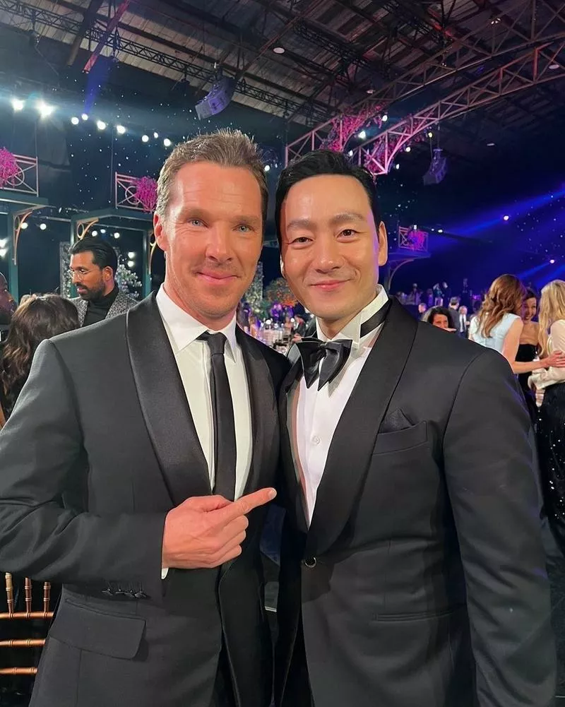 После выхода “Игры в кальмара” Пак стал знаменит во всем мире. С Бенедиктом Камбербэтчем на премии SAG