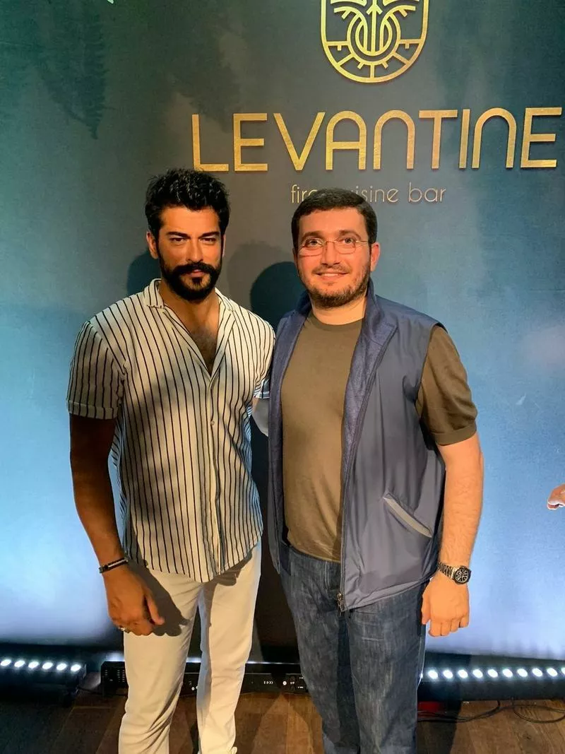 Бурак Озчивит и организатор его приезда, владелец ресторана Levantine Илия Биниаминов
