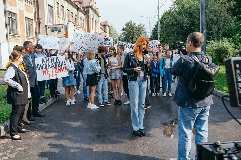 Анастасия Стоцкая в роли журналистки