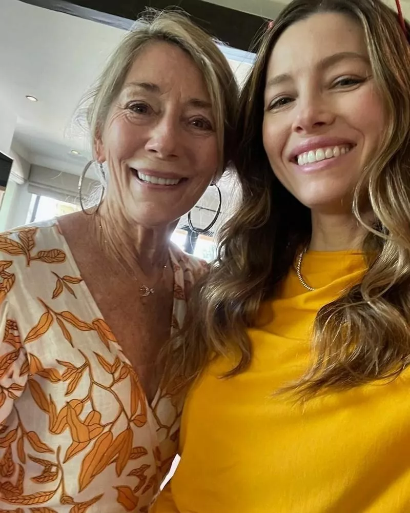 Джессика Бил