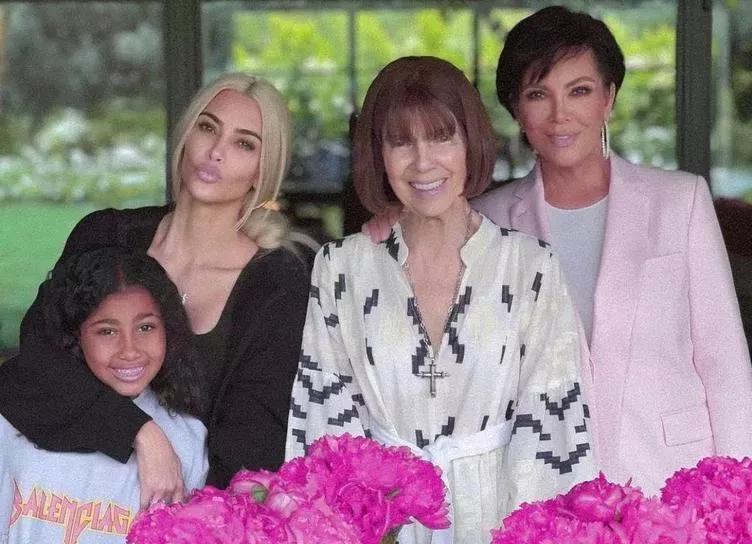 День матери: Ким Кардашьян, Селин Дион, Наоми Уоттс, Шакира и другие принимают поздравления