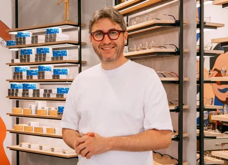 Дизайнерские оправы и нестандартные цвета: на Покровке открылся магазин Harry Cooper