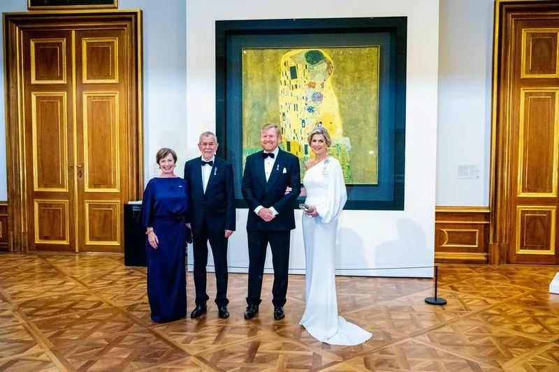 Во время недавней поездки в Австрию королева Максима сфотографировалась с мужем Виллемом-Александром, президентом Австрии Александром Ван дер Белленом и его супругой Дорис Шмидауэр в тиаре Antique Pearl со всеми семью жемчужинами