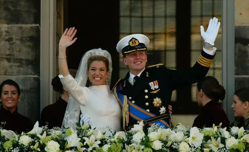 Для свадьбы Максимы с Виллемом-Александром жемчужные пуговицы заменили на бриллиантовые звезды