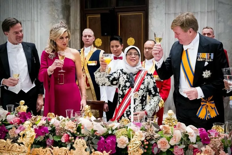 Тиара “Рубиновый павлин” была на королеве Максиме на ужине в честь первой женщины – президента Сингапура Халимы Якоб