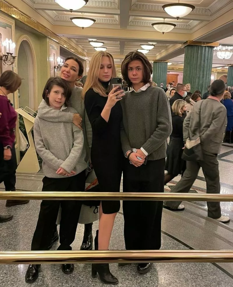 Екатерина Климова с дочерью от первого брака и сыновьями от Игоря Петренко
