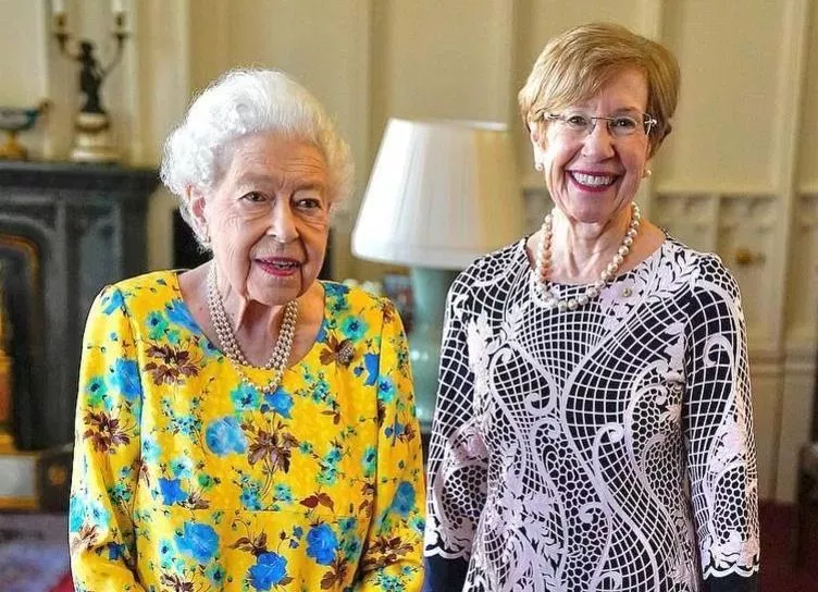 Елизавета II впервые за две недели появилась на публике и все заметили, что в ней изменилось