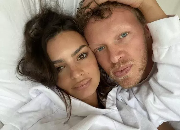 Эмили Ратажковски косвенно подтвердила, что ушла от мужа из-за его измен