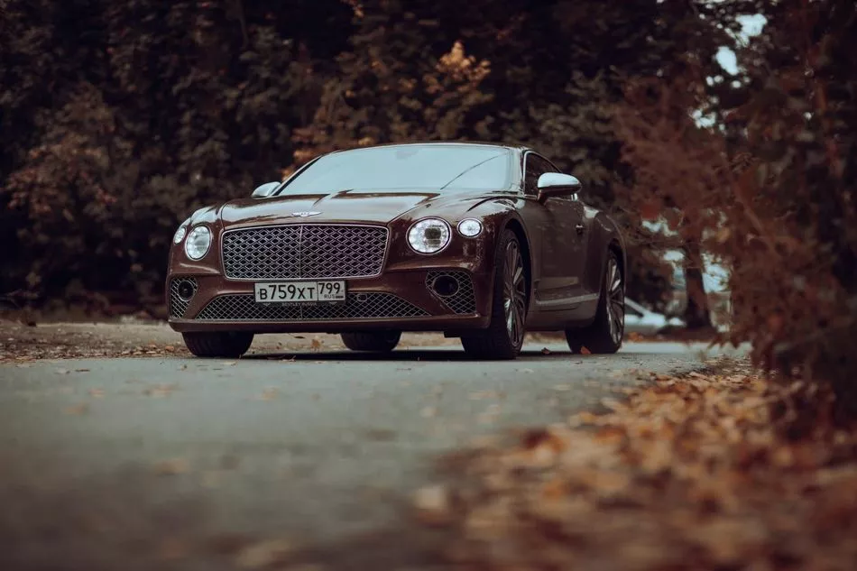 Все колеса Bentley Continental GT Mulliner дополнены самовыравнивающимися центральными вставками, благодаря которым легендарная литера «B» всегда находится в вертикальном положении