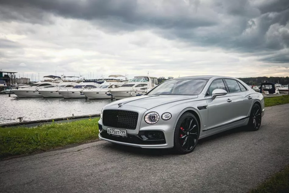 Новый Flying Spur V8 ориентирован в первую очередь на водителя и предлагает невероятную изысканность, комфорт и технологичность, ожидаемые от большого роскошного гран-турера