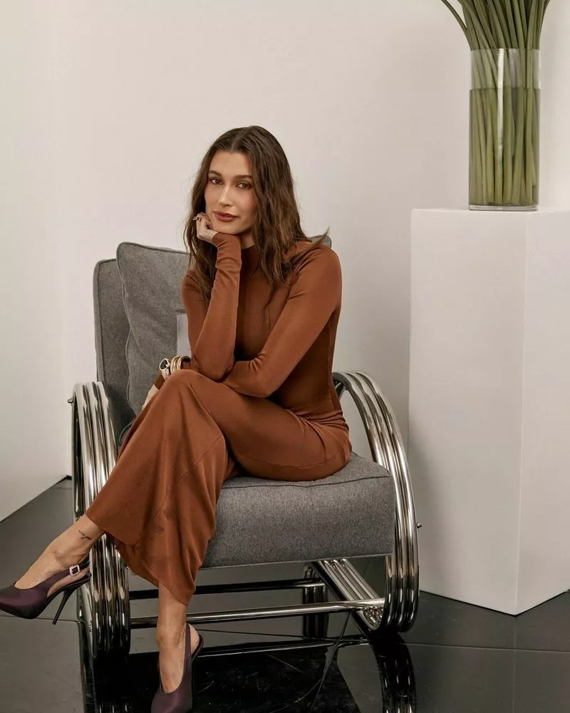Хейли Бибер (украшения – Tiffany & Co)