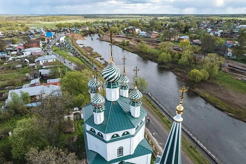Вид на набережную имени князя Дмитрия Михайловича Пожарского и церковь Троицы Живоначальной