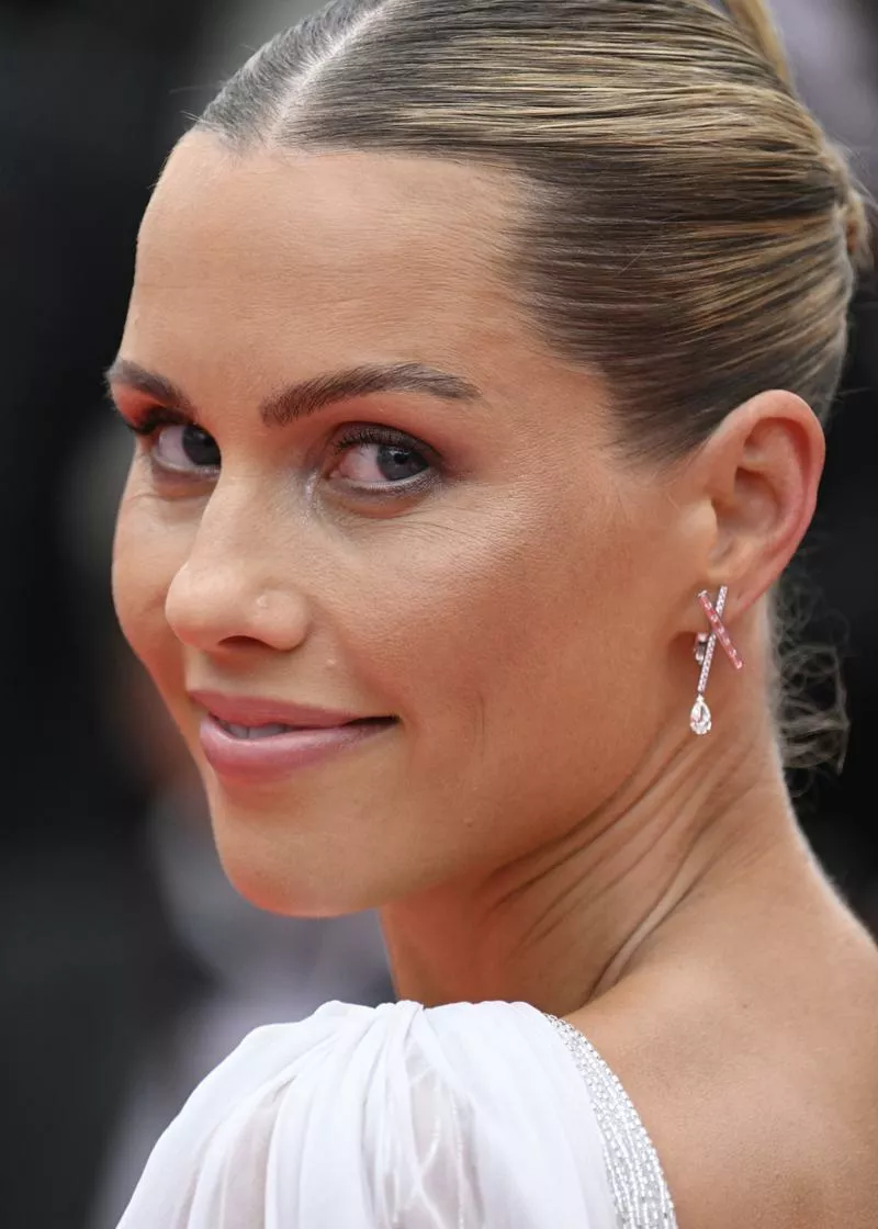 Клэр Холт (украшения – Messika)