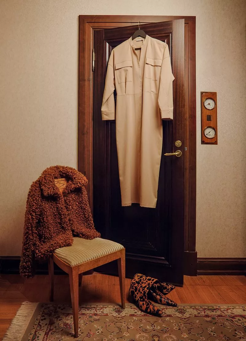 Полушубок, Peggu-Ho, цена в Familia — 4999 руб., в других магазинах — 10 999 руб.; платье, цена в Familia — 1959 руб., в других магазинах — 4571 руб.; сапоги, Mango, цена в Familia — 6369 руб., в других магазинах — 14 999 руб.