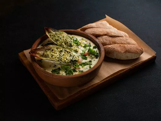 Чкмерули с мидиями, гребешками и креветками с добавлением джусая и шпината