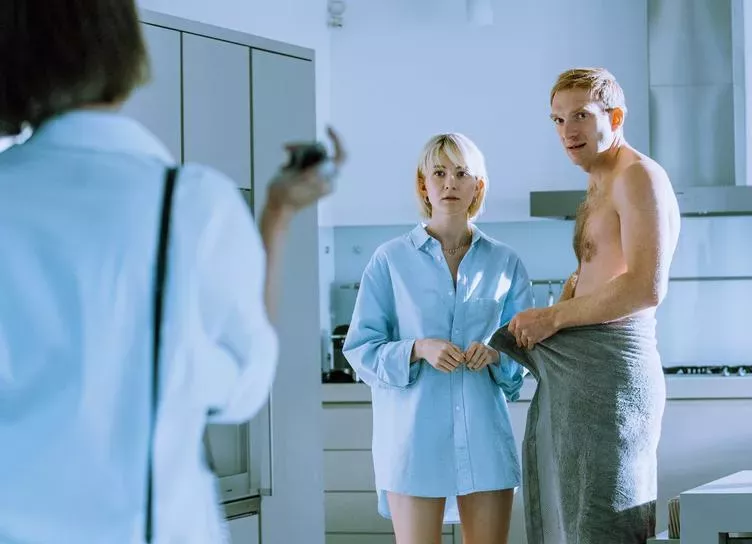 Холод, откровенность и громкие вечеринки: как снимали первый сериал о полиамории AMORE MORE