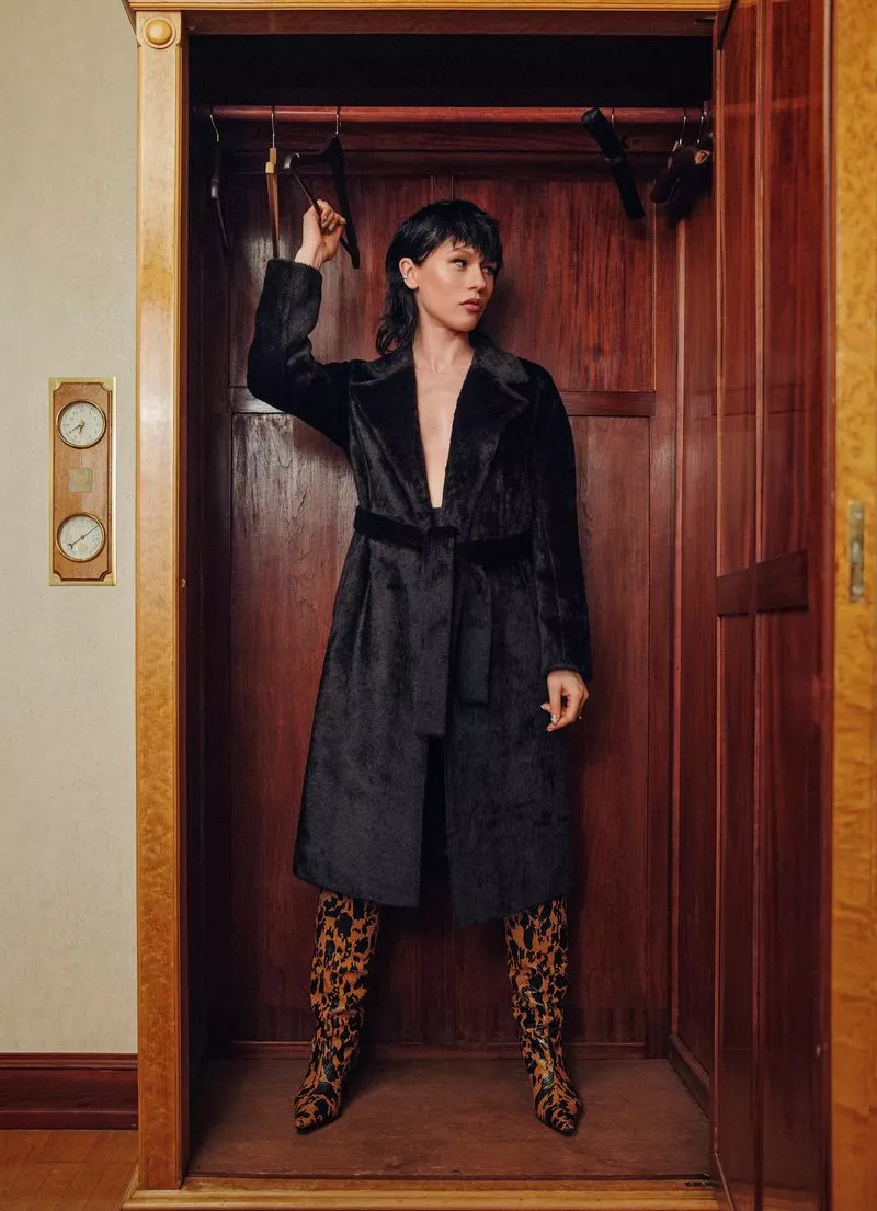 Пальто, Giulia Rosetti, цена в Familia — 15 499 руб., в других магазинах — 29 999 руб.; сапоги, Mango, цена в Familia — 6369 руб., в других магазинах — 14 999 руб.