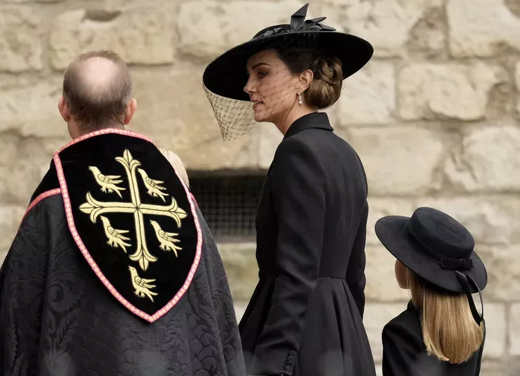 Кейт Миддлтон в украшениях Елизаветы II прибыла на похороны королевы вместе с детьми