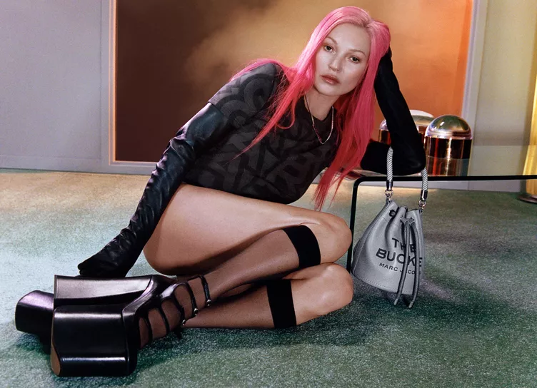 Кейт Мосс повторила культовый образ из 90-х для новой рекламной кампании Marc Jacobs