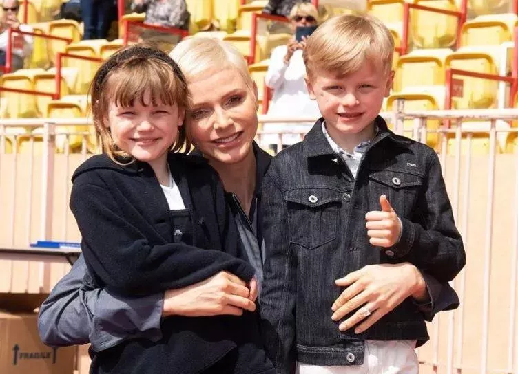 Княгиня Монако Шарлен вновь появилась на публике и развеяла слухи о сложностях в семье