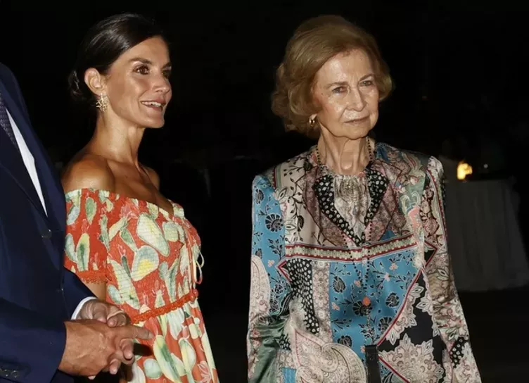 Королева Летиция вышла в свет в платье с принтом в виде кактусов и с открытыми плечами