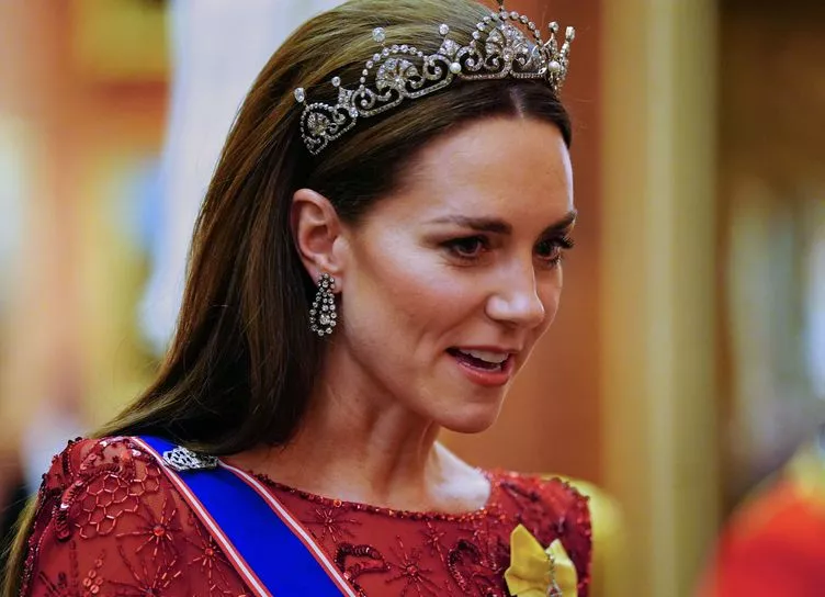 Королевский образ: Кейт Миддлтон в тиаре принцессы Маргарет и серьгах Елизаветы II на дипломатическом приеме