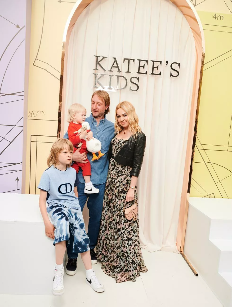 Яна Рудковская и Евгений Плющенко с детьми