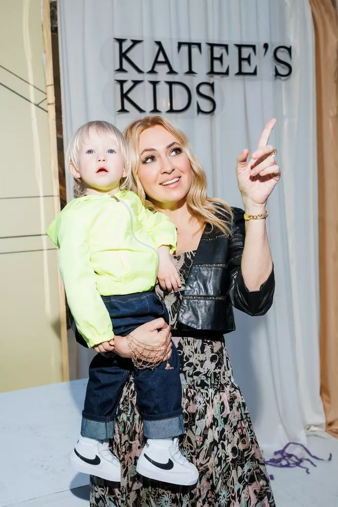 Яна Рудковская с сыном Арсением