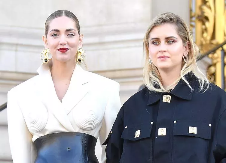 Кьяра Ферраньи с сестрой, Канье Уэст и Джулия Фокс на показе Schiaparelli в Париже