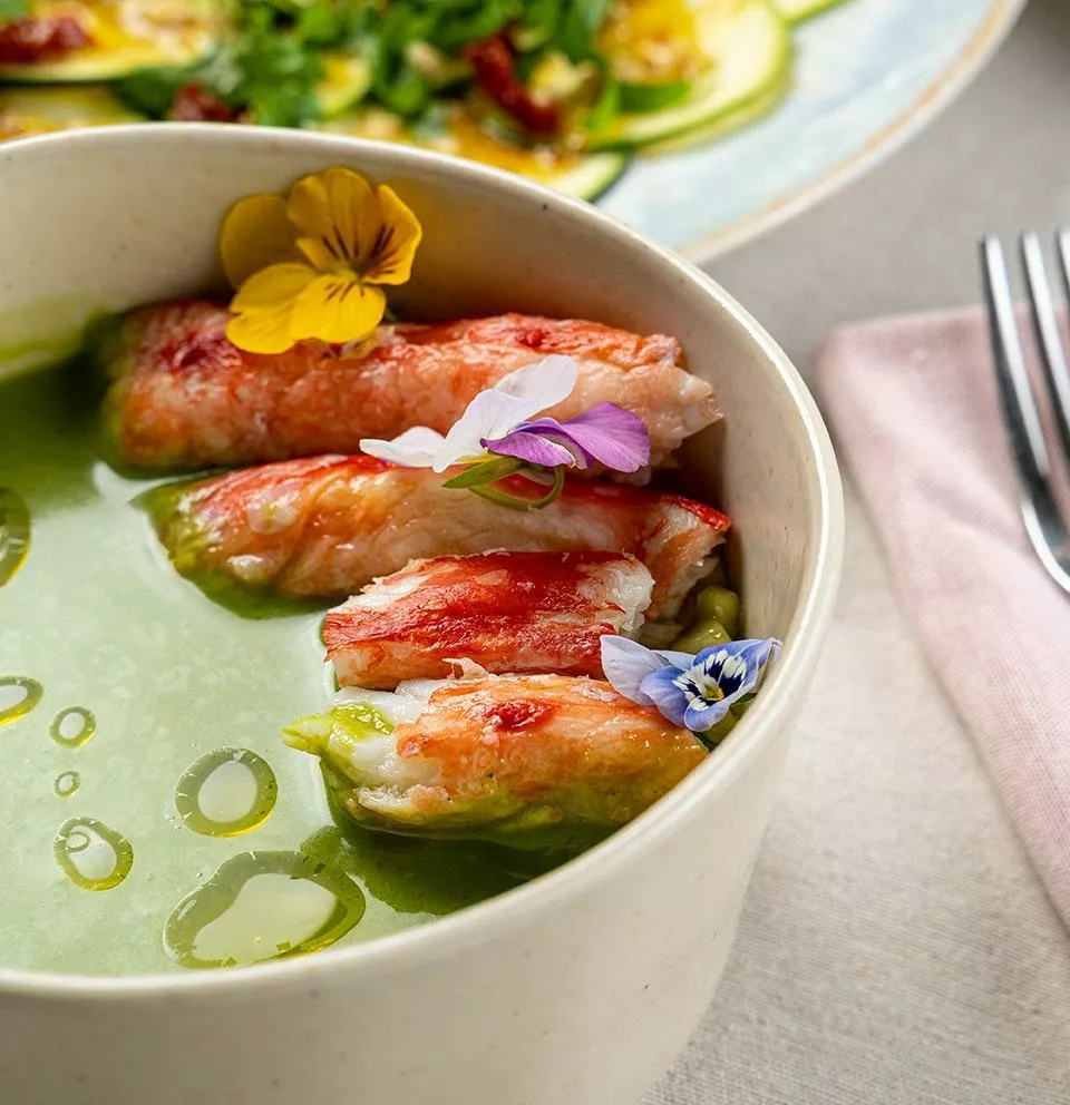 Зеленый суп из авокадо, сельдерея, шпината и зелени с овощной сальсой и крабом